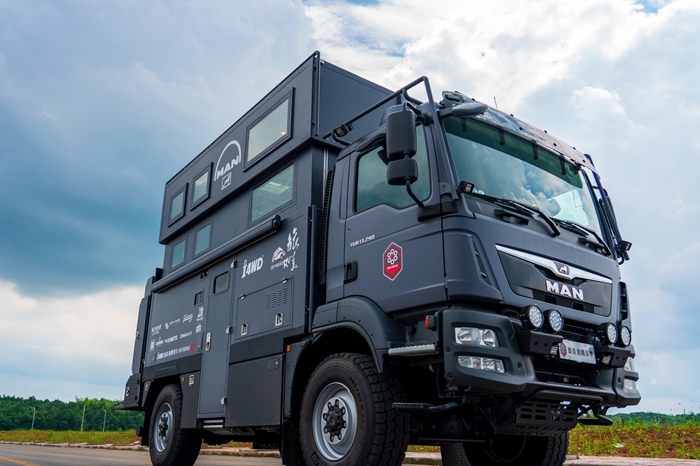 c本蓝牌就能开的德国MAN4×4越野房车是什么样子的？